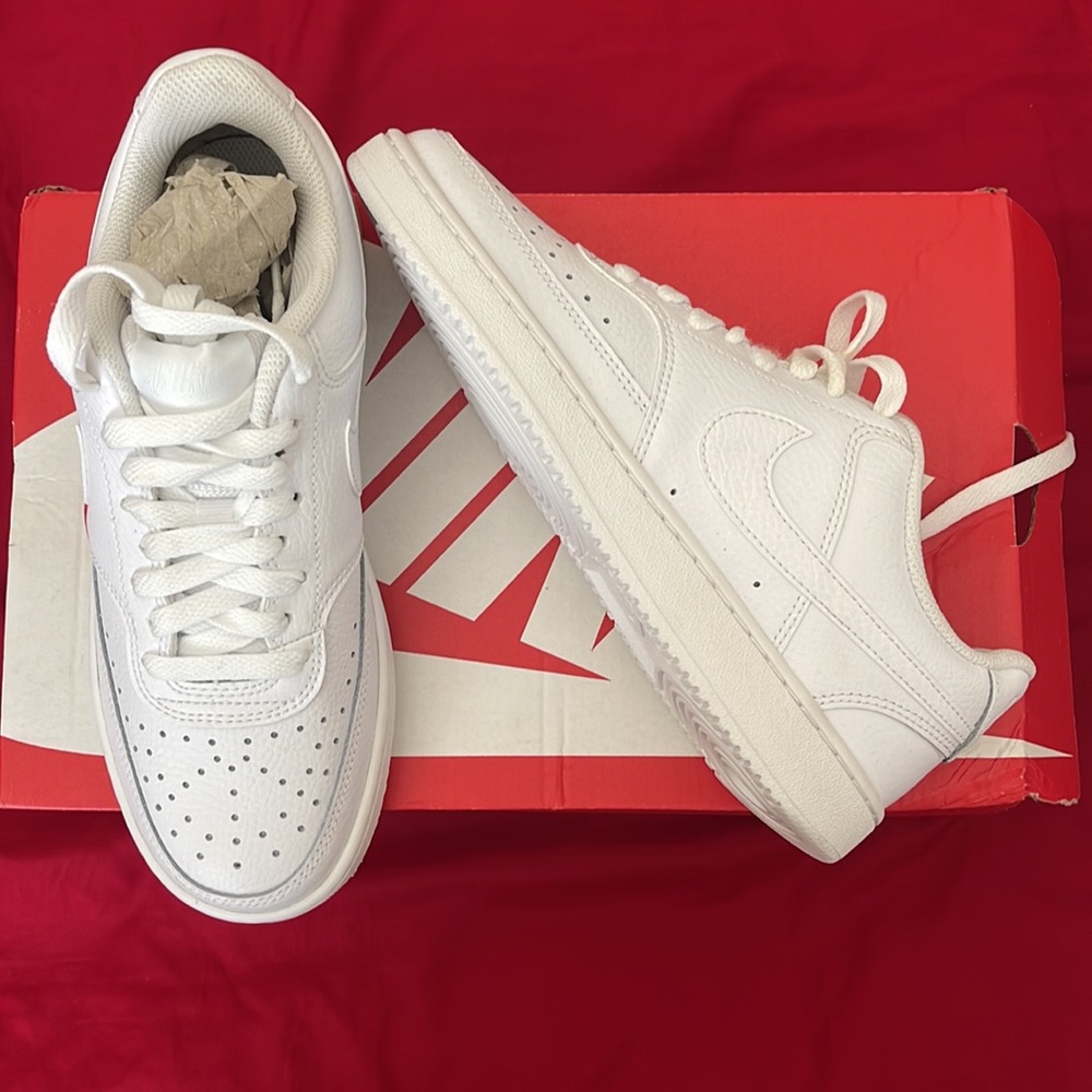 Never been worn Nike shoes - Picture 2 of 3